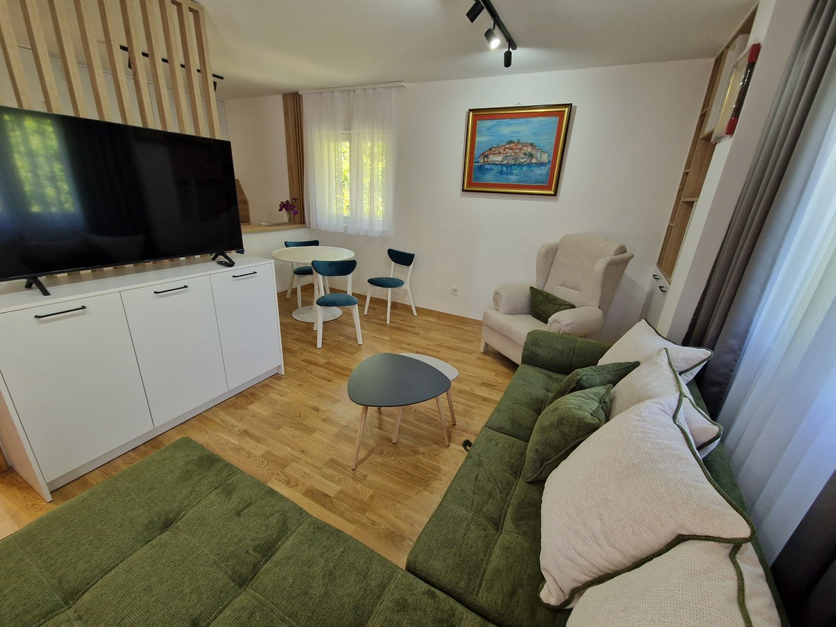 Dvosoban stan-komplet renoviran, Budva 